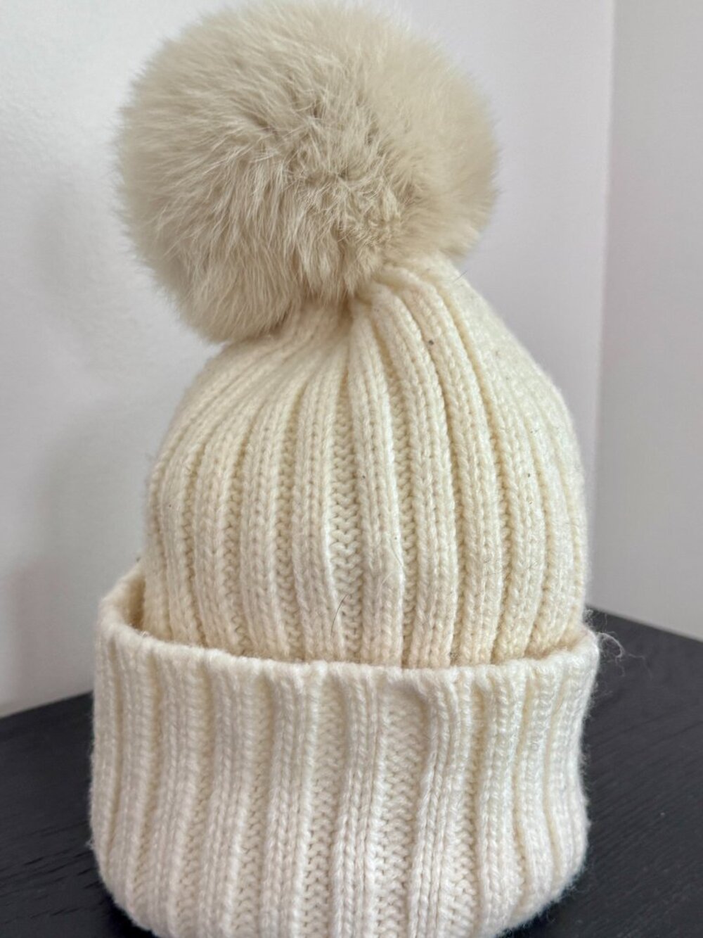 Adrienne Landau Ribbed Cream Knit Beanie w/ Rabbit Fur Pom Pom, Great Condition - Picture 6 of 6